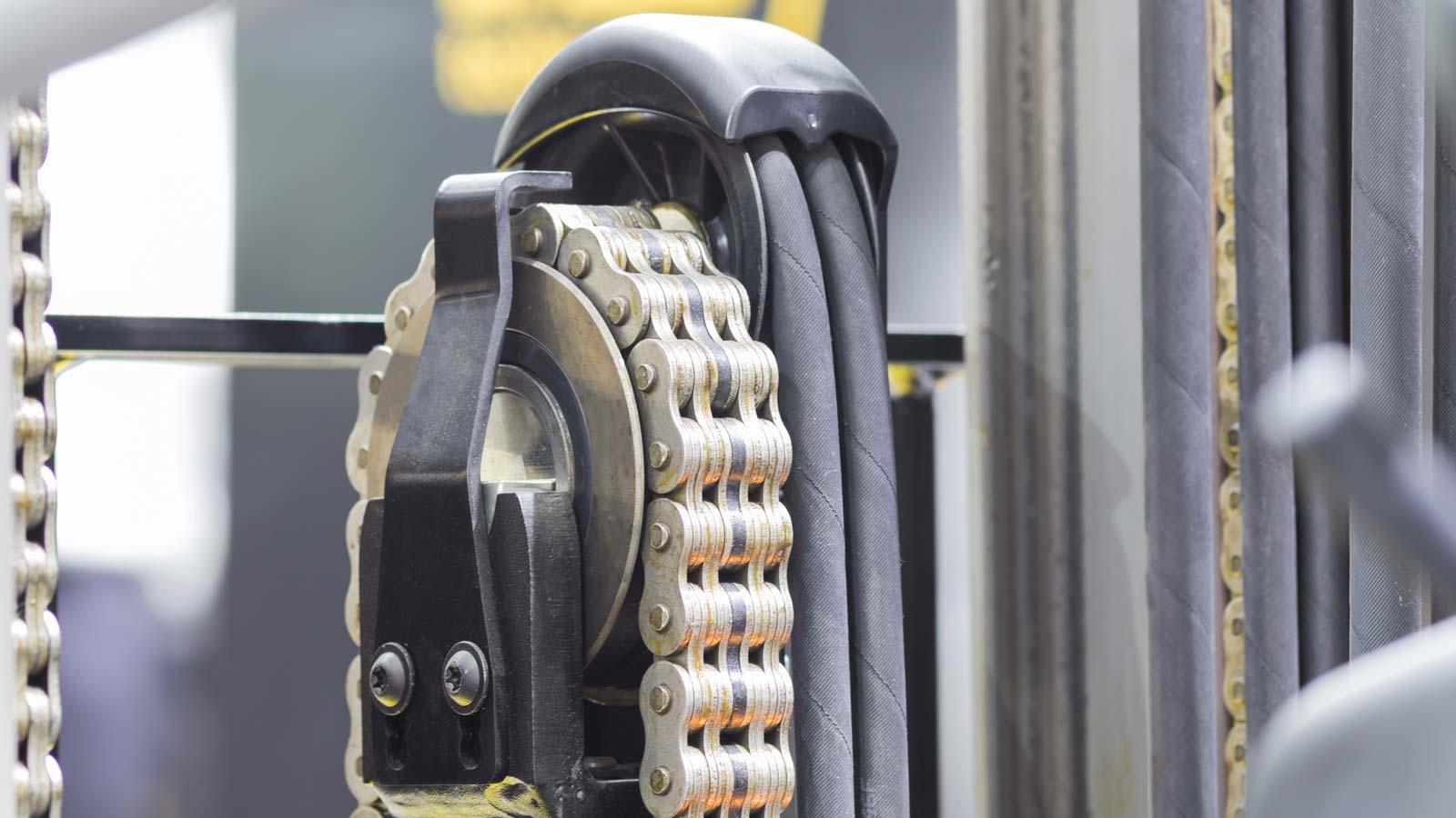 Leaf chain on  forklift truck